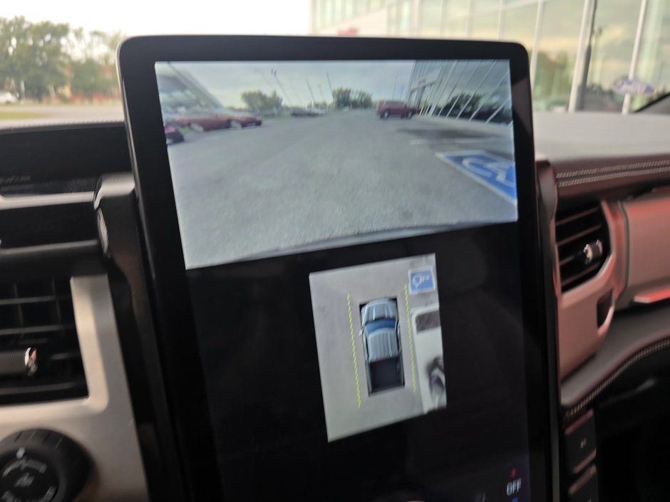 2022 Ford F-150 Lightning Platinum extended range-17