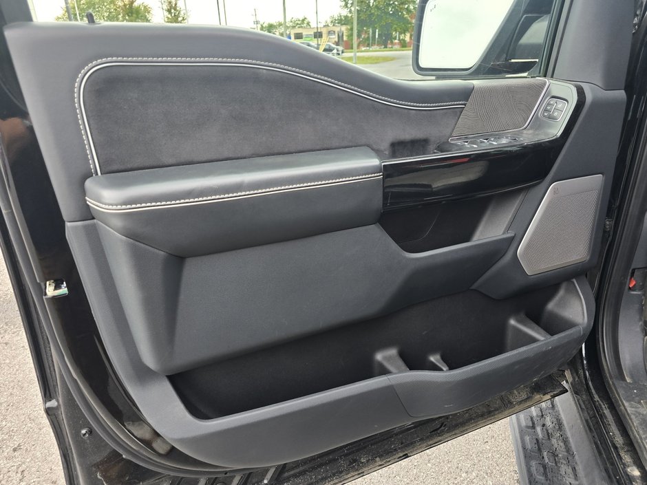 2022 Ford F-150 Lightning Platinum extended range-16