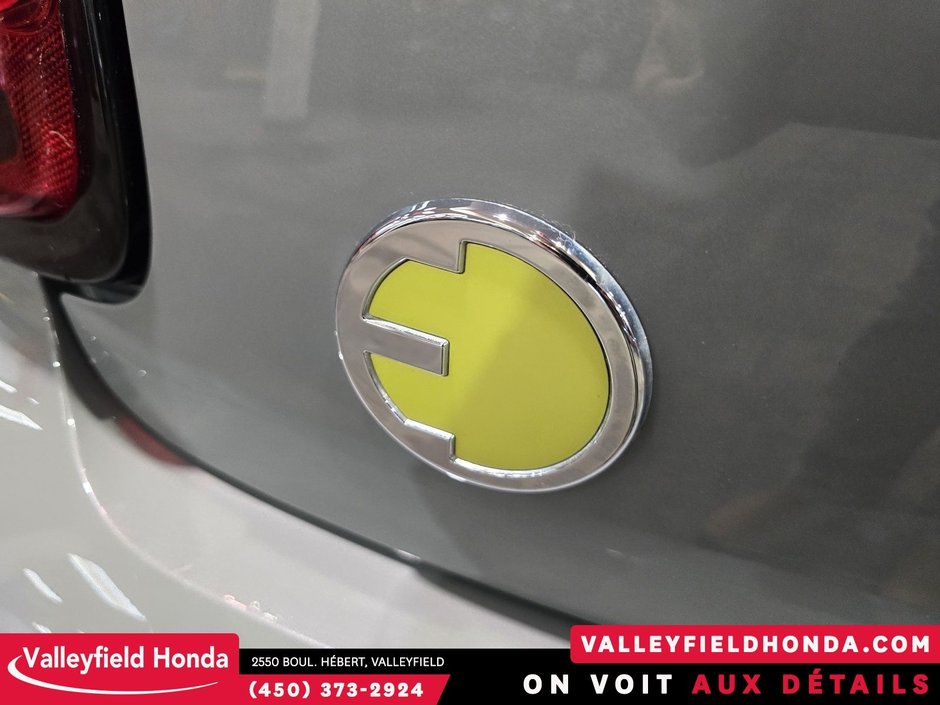 MINI 3 Door Cooper SE IMPECCABLE! 2023-7