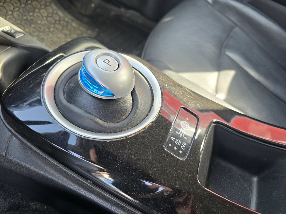 Nissan Leaf SL 160KM AUTONOMIE BOSE AUDIO CUIR VOLANT CHAUFFAN 2016-13
