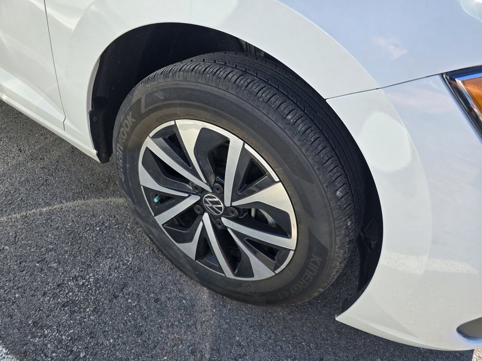 Volkswagen Jetta Trendline 2024-1