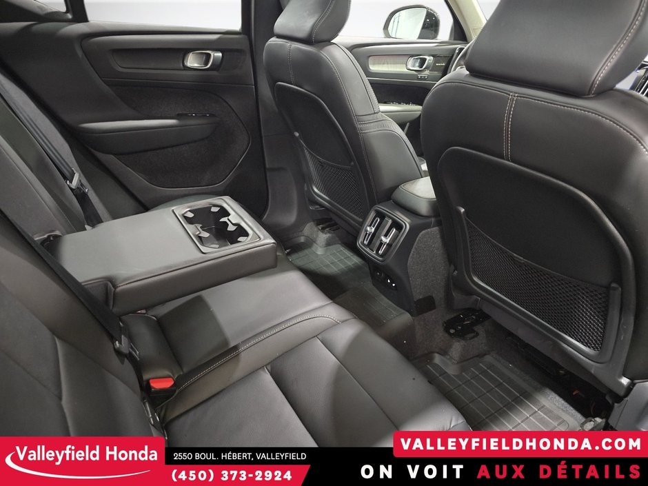 2023 Volvo XC40 Ultimate Dark Theme-14