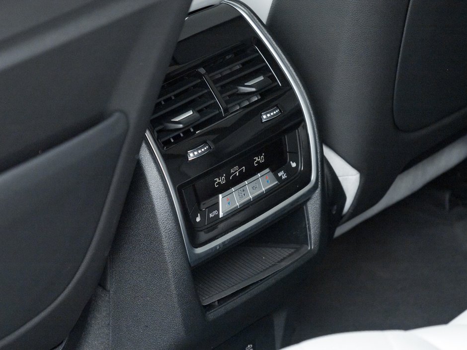 2023 BMW X7 xDrive40i-32