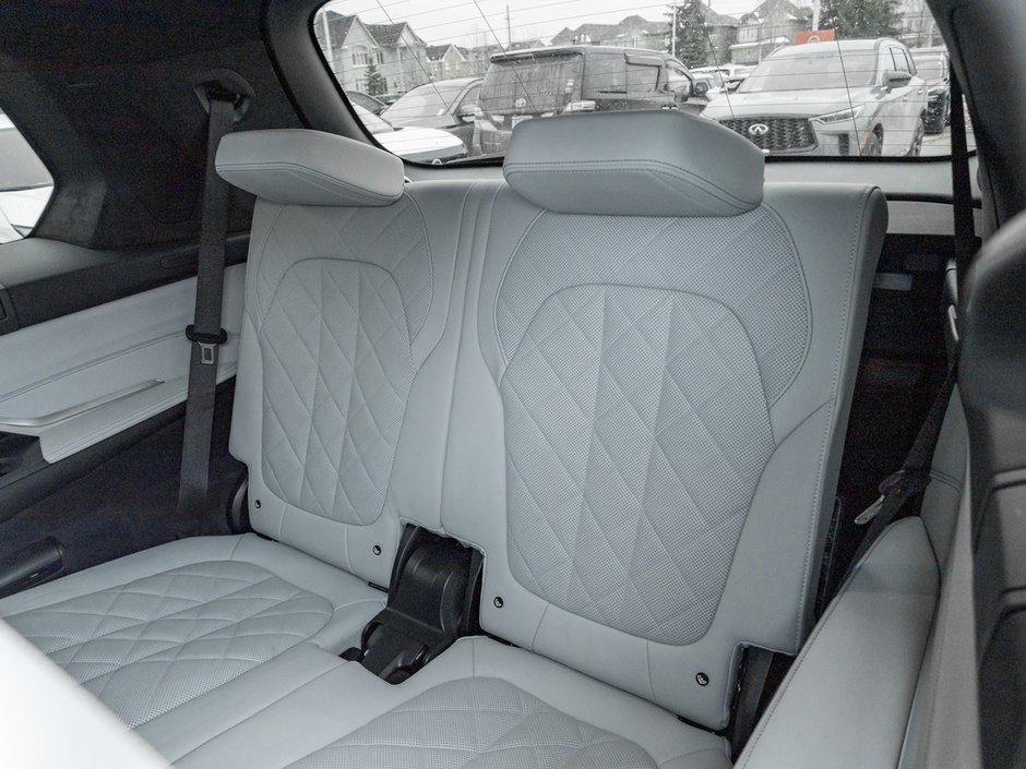 2023 BMW X7 xDrive40i-33