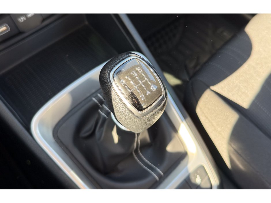 2022 Hyundai Venue Essential-18