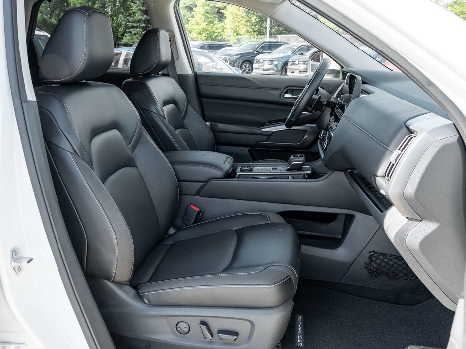 2023 Nissan Pathfinder SL-22