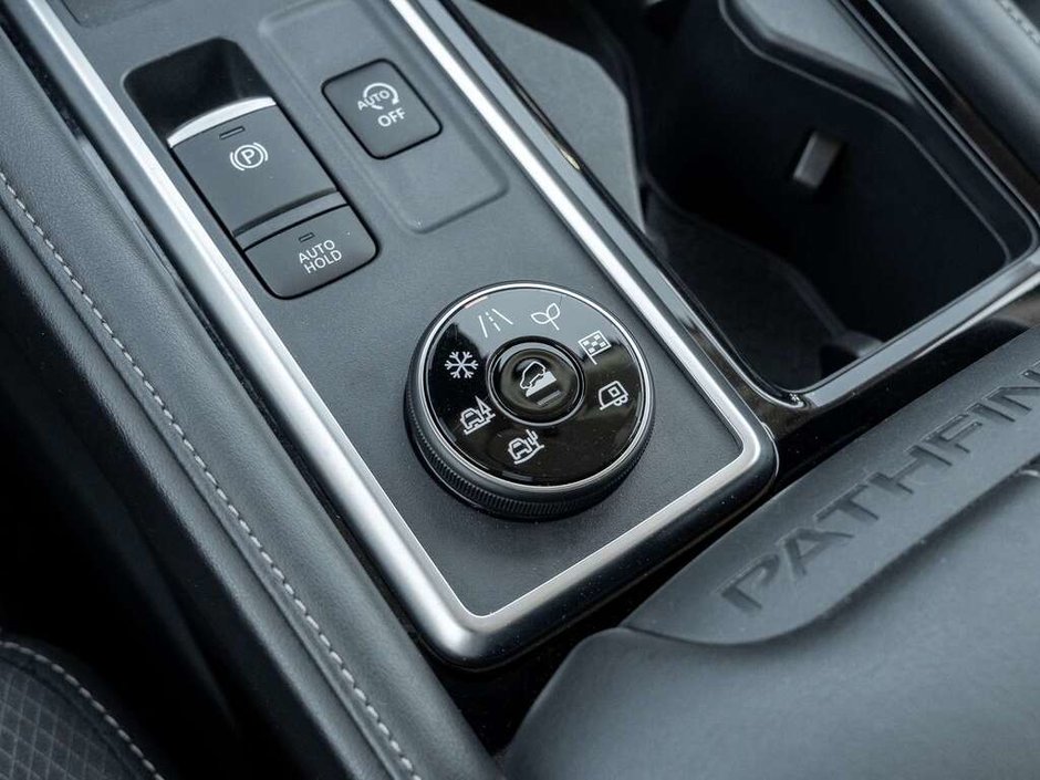 2024 Nissan Pathfinder SV-14