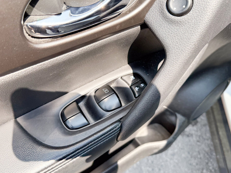2015 Nissan Rogue SV-23