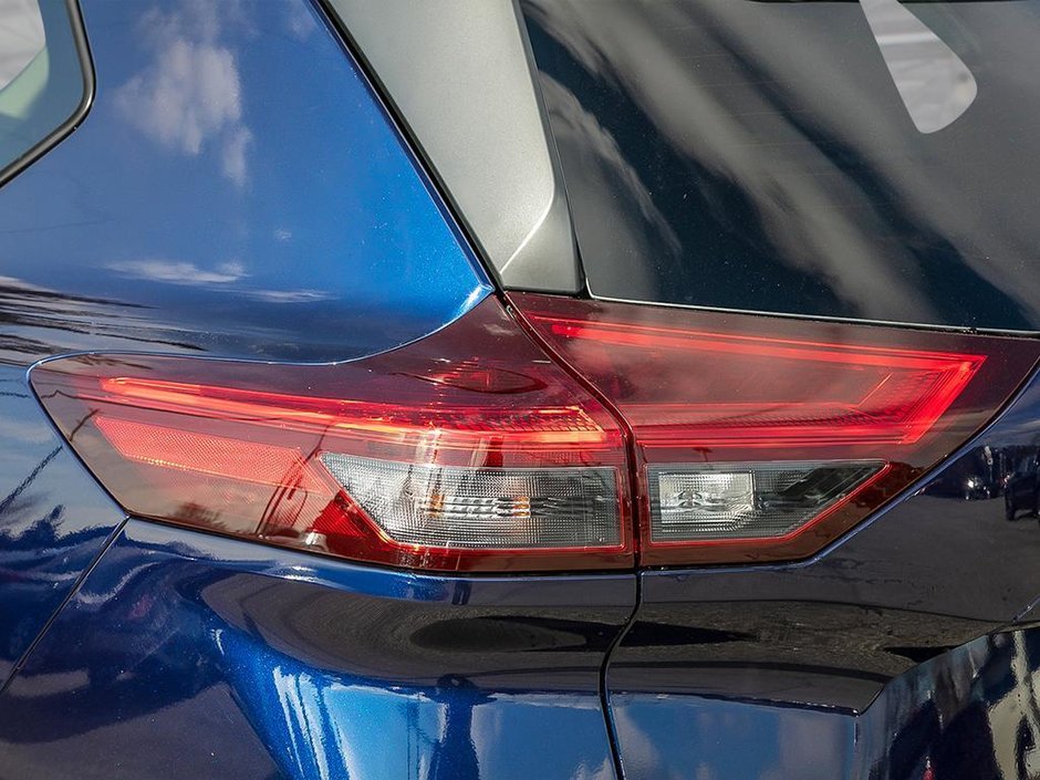 2025 Nissan Rogue SV Moonroof-10