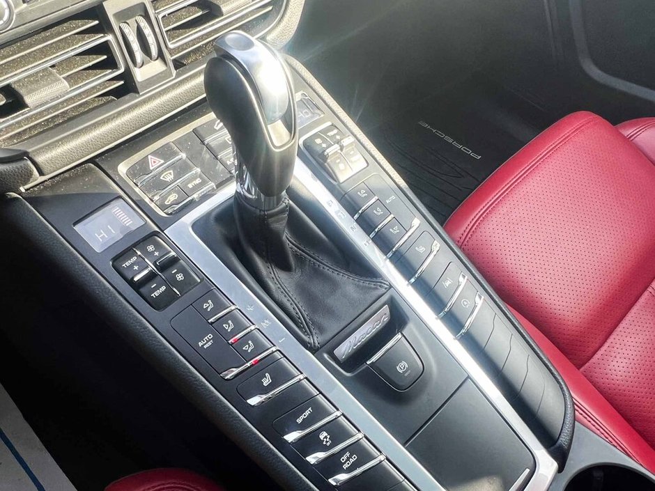 2021 Porsche Macan CARPLAY-21