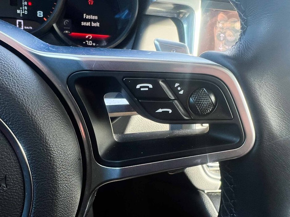 2021 Porsche Macan CARPLAY-25