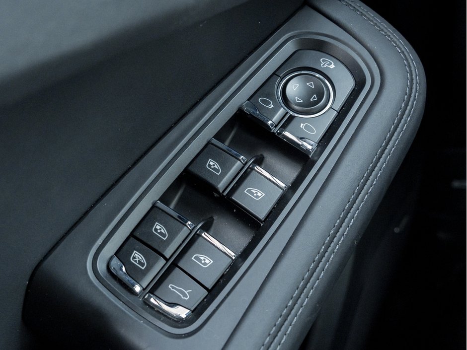 2023 Porsche Macan S-16