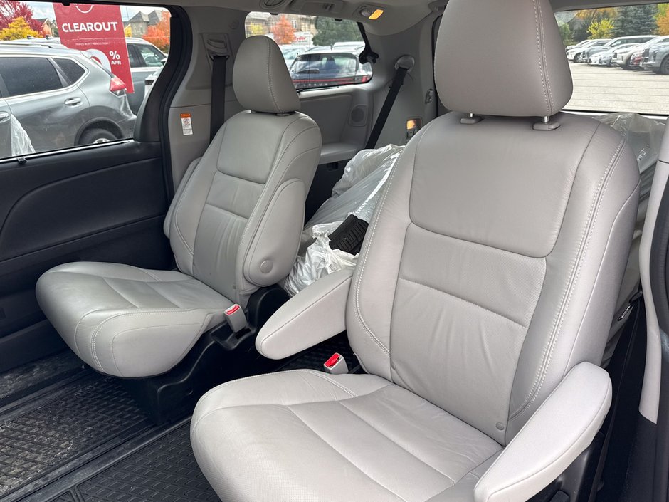 2018 Toyota Sienna LIMITED-13