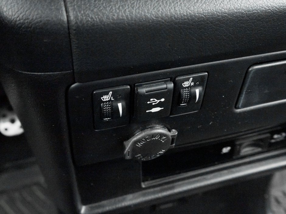 2019 Toyota Sienna SE-17