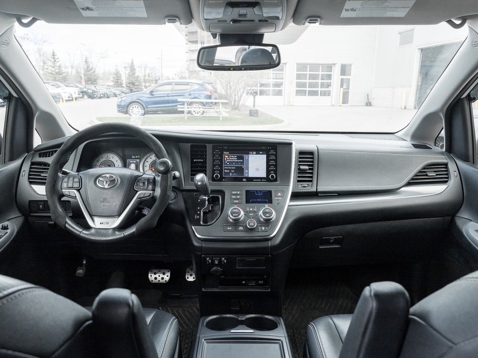 2019 Toyota Sienna SE-24
