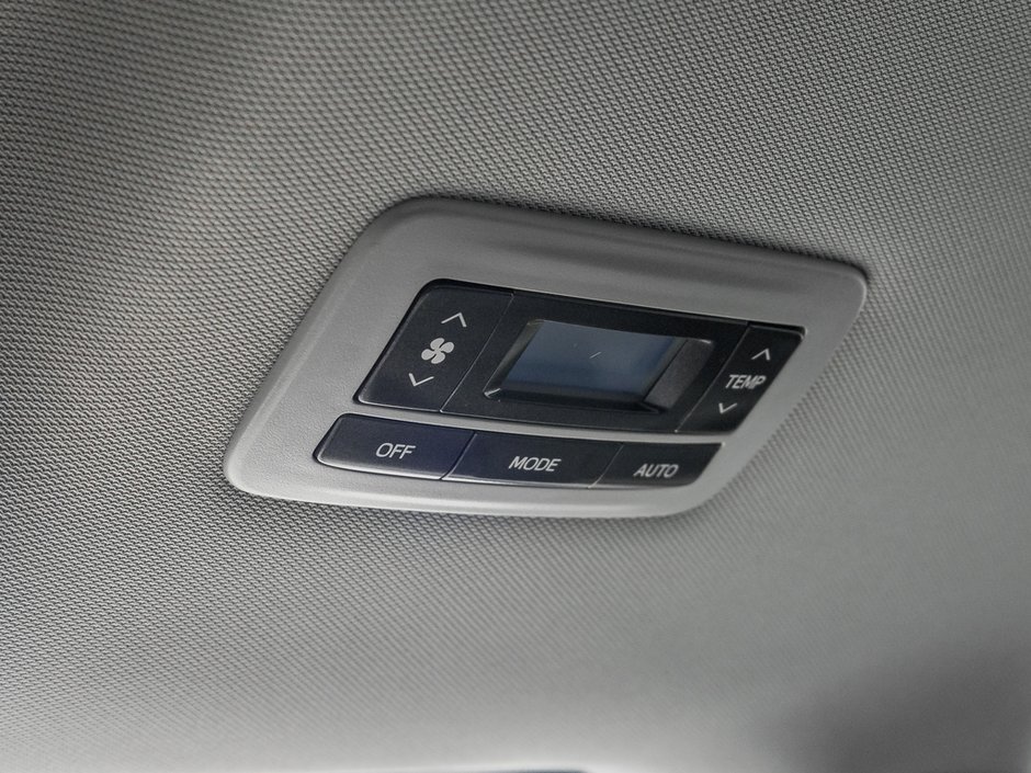 2019 Toyota Sienna SE-23