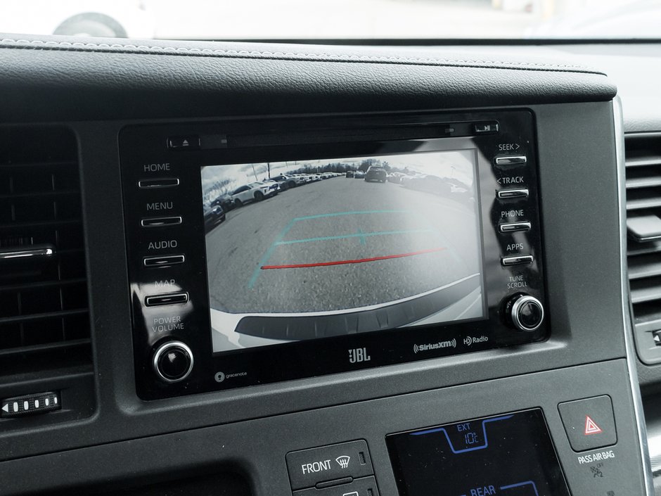 2019 Toyota Sienna SE-12