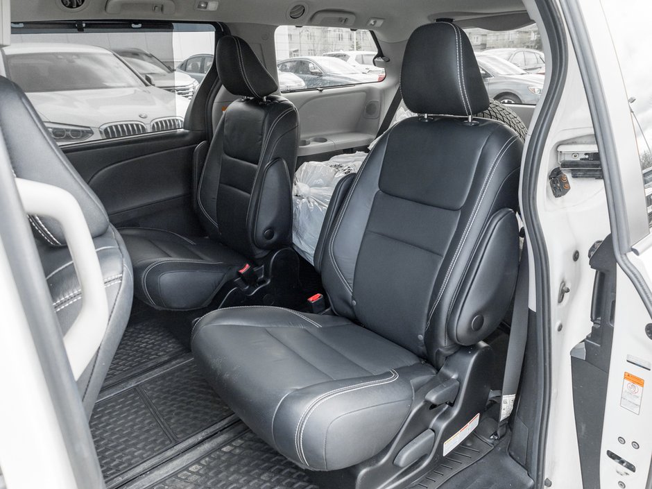 2019 Toyota Sienna SE-21