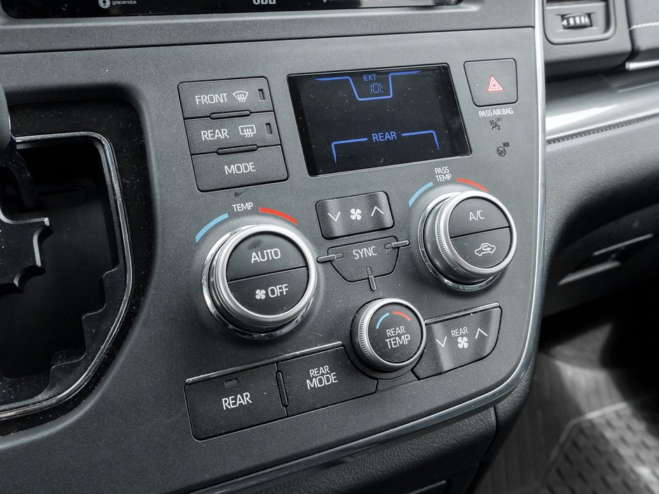 2019 Toyota Sienna SE-18
