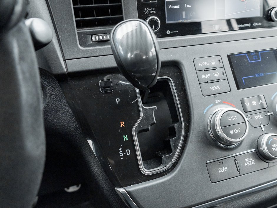 2019 Toyota Sienna SE-16