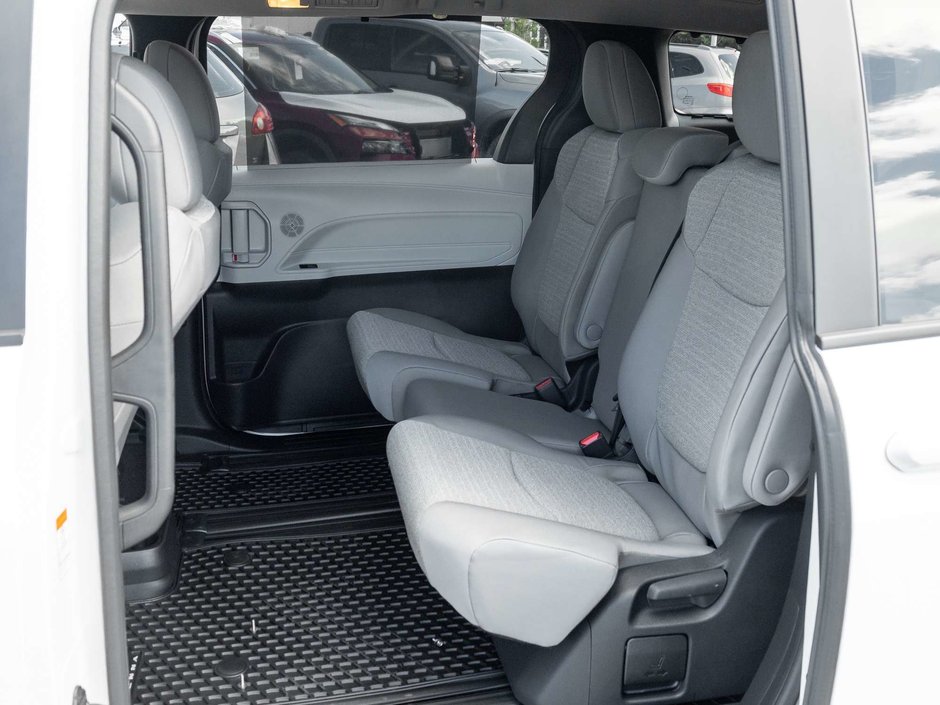 2026 Toyota Sienna LE AWD-21
