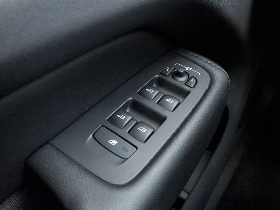 2024 Volvo XC60 Recharge Plug-In Hybrid Core Dark Theme-14