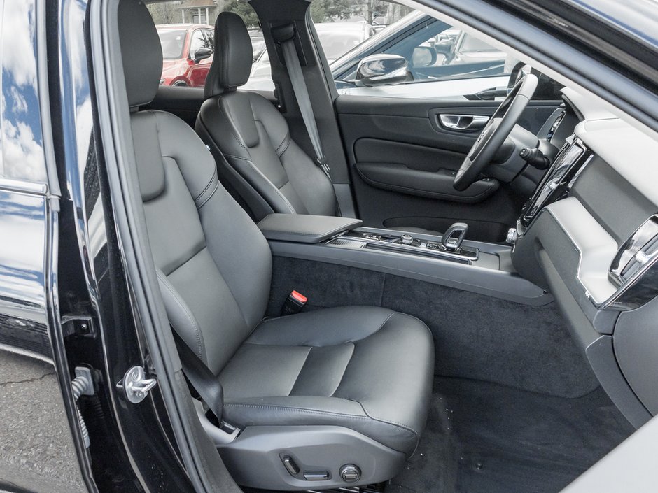 2024 Volvo XC60 Recharge Plug-In Hybrid Core Dark Theme-23