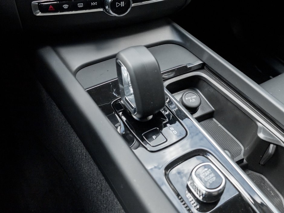 2024 Volvo XC60 Recharge Plug-In Hybrid Core Dark Theme-17