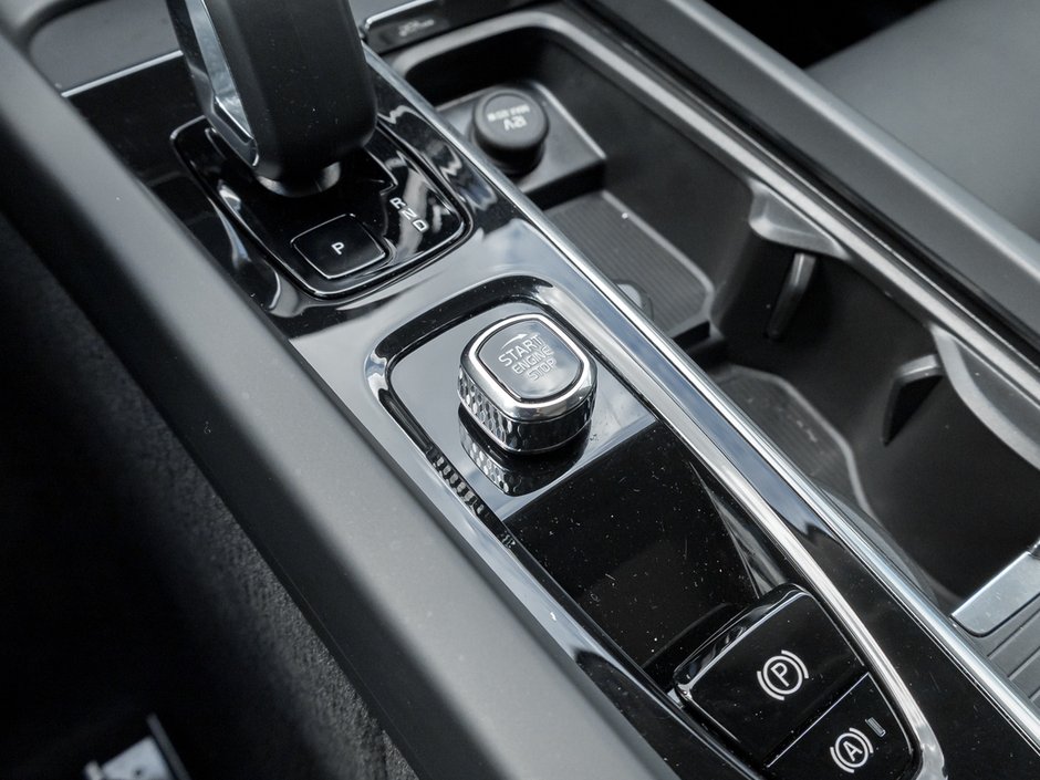 2024 Volvo XC60 Recharge Plug-In Hybrid Core Dark Theme-18
