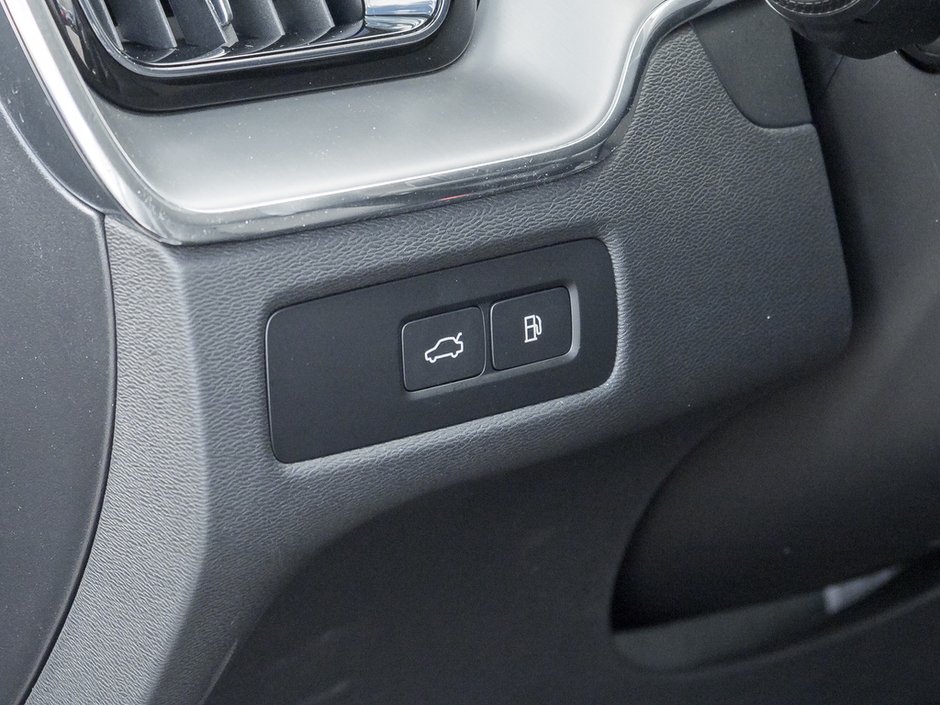 2024 Volvo XC60 Recharge Plug-In Hybrid Core Dark Theme-16
