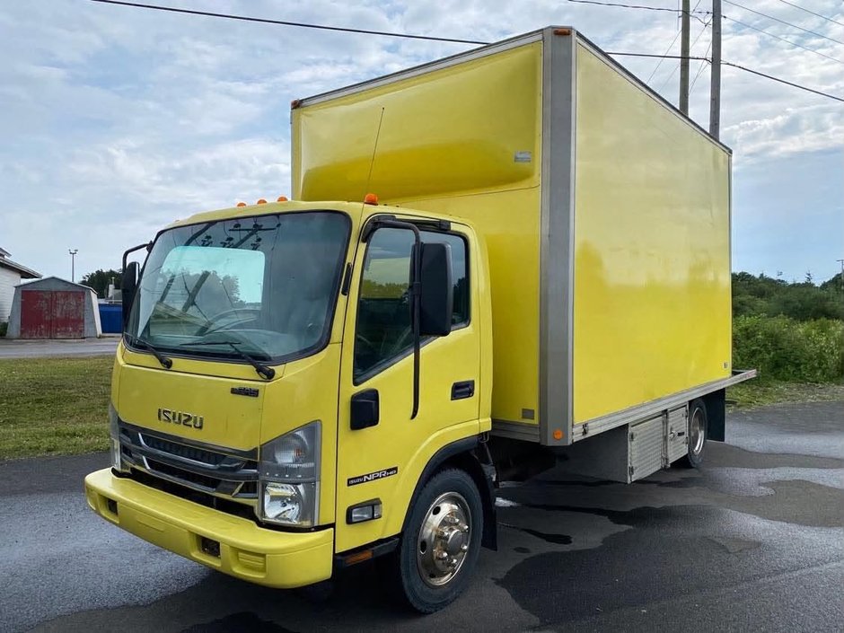 2017 Isuzu NPR HD GAS REG BOÎTE DE 18 PIEDS in Matane, Quebec