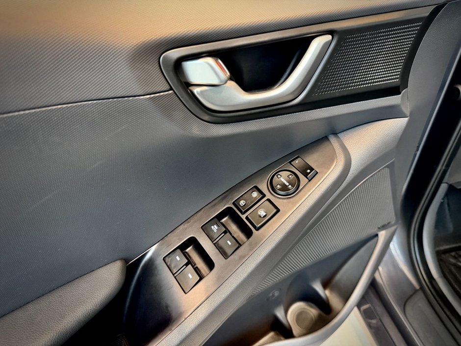 2019 Hyundai Ioniq Preferred Plug IN-28