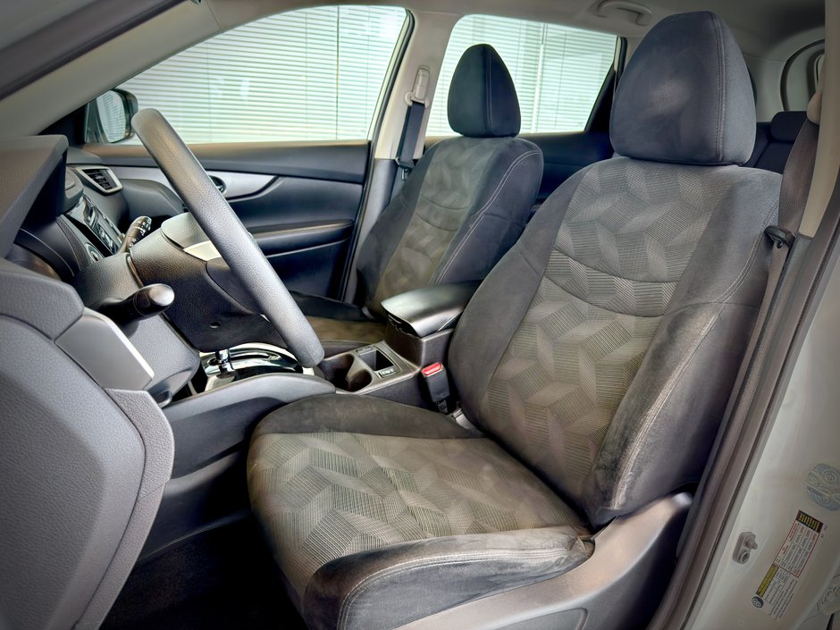 2016 Nissan Rogue SV AWD-18