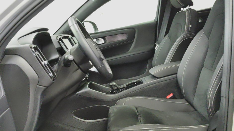 2023 Volvo C40 PLUS-2