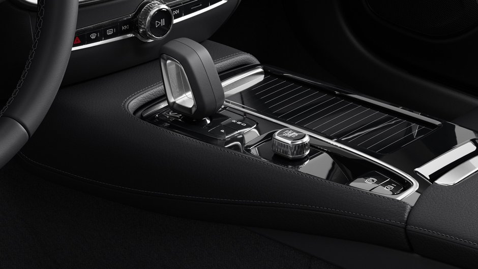 Volvo S60 Plug-In Hybrid Plus Dark Theme 2025-8