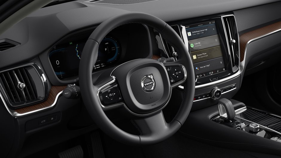 Volvo S60 Plug-In Hybrid Plus Dark Theme 2025-11