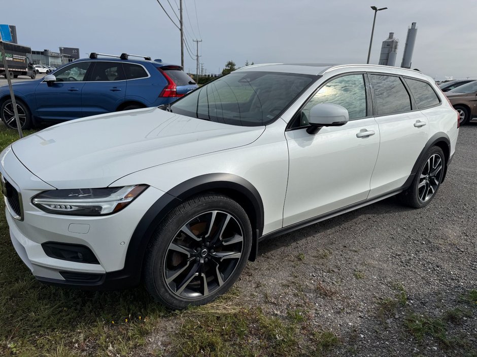 2022 Volvo V90 CROSS COUNTRY BASE-1