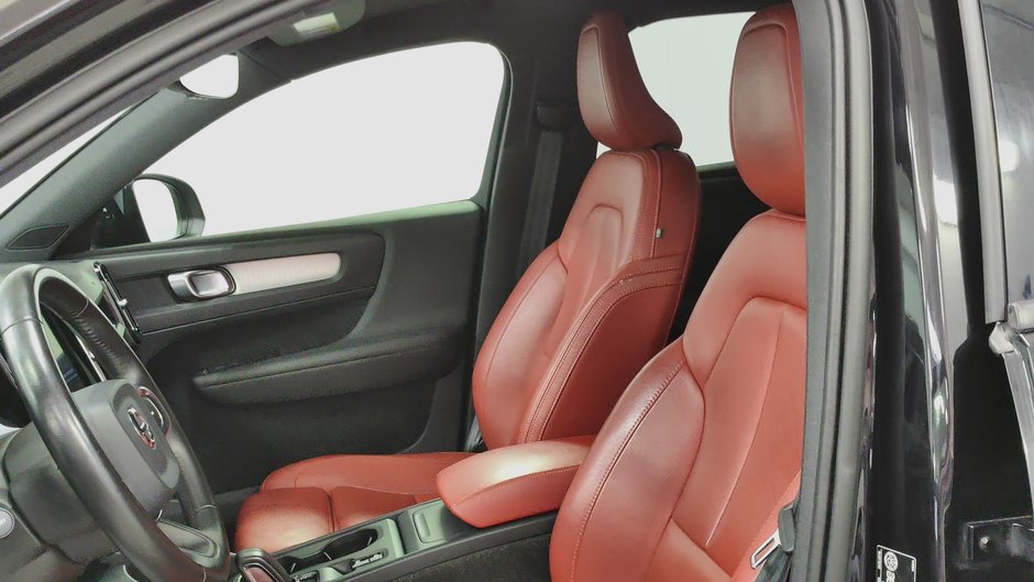 Volvo XC40 MOMENTUM 2020-4