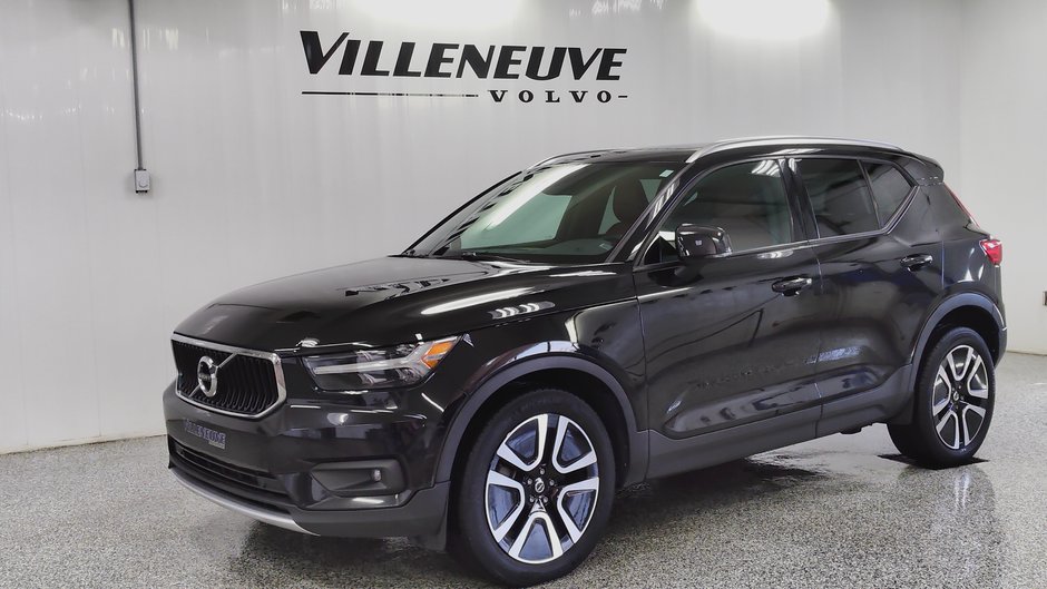 Volvo XC40 MOMENTUM 2020-0