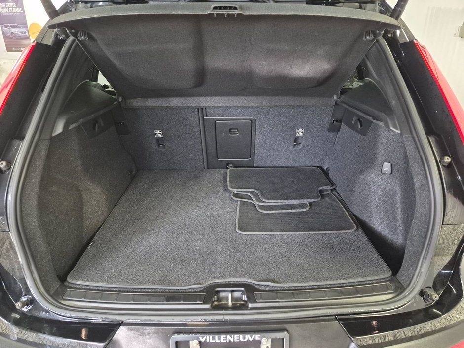 Volvo XC40 R-DESIGN 2022-4