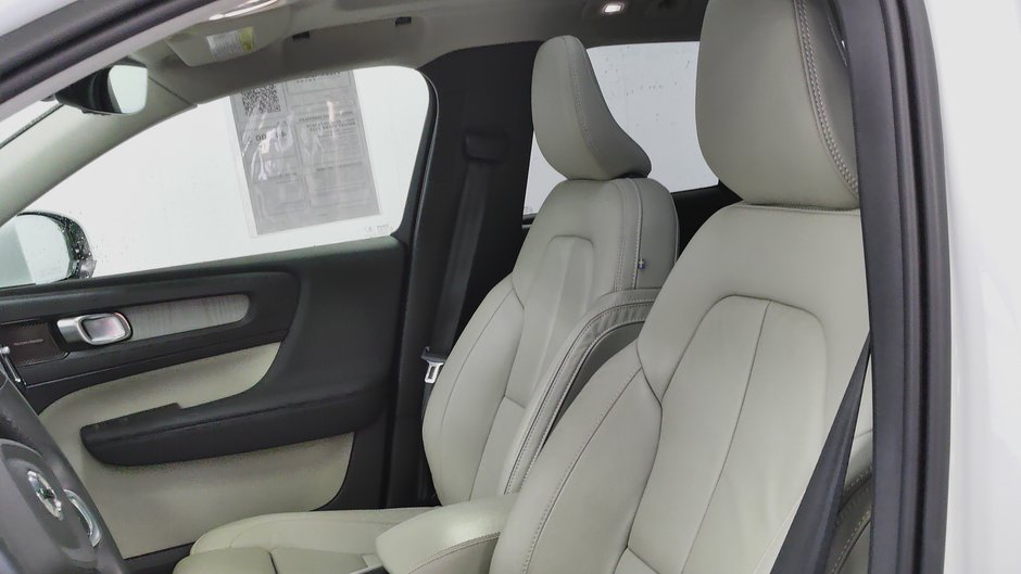 Volvo XC40 ULTIMATE BRIGHT THEME 2023-4