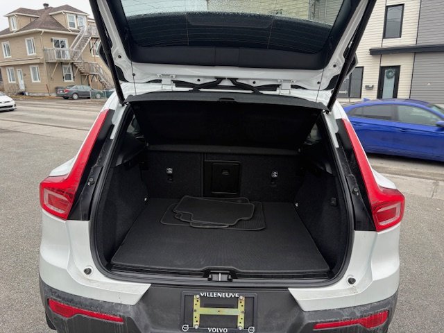 2023 Volvo XC40 PLUS DARK THEME-13