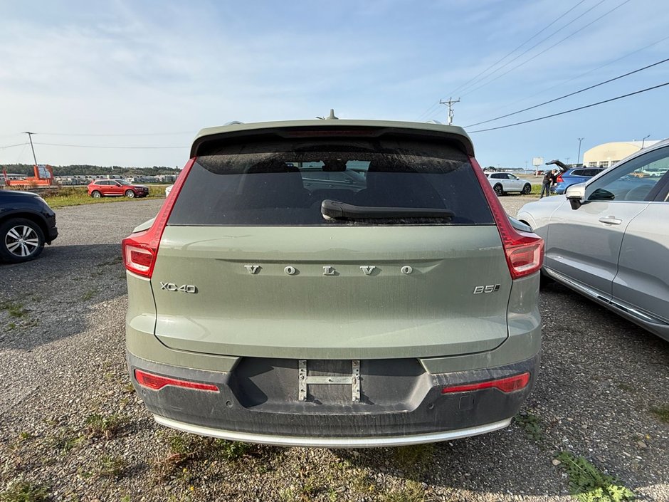Volvo XC40 CORE 2023-5