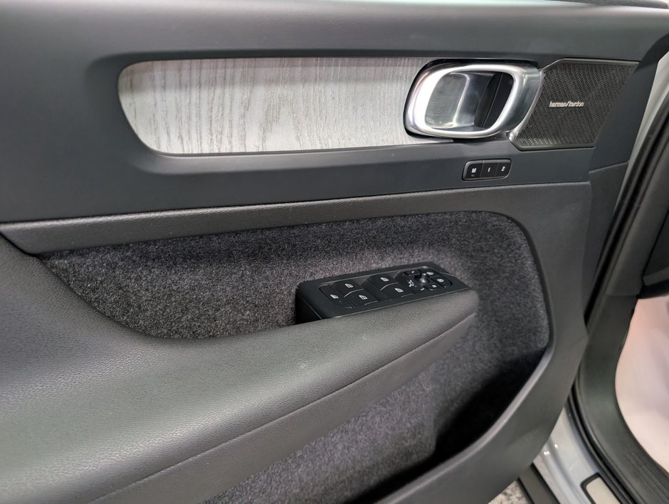 2024 Volvo XC40 PLUS DARK THEME-5