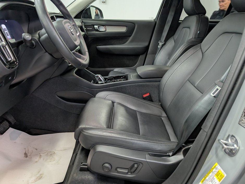 2024 Volvo XC40 PLUS DARK THEME-4