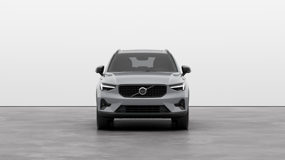 Volvo XC40 Plus Dark Theme 2025-2