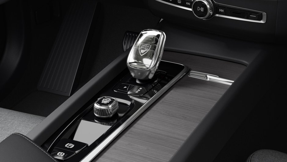 2025 Volvo XC60 Plug-in Hybrid Ultra Dark Theme-8