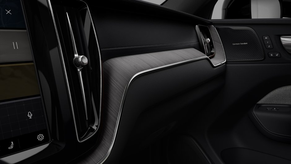 2025 Volvo XC60 Plug-in Hybrid Ultra Dark Theme-6