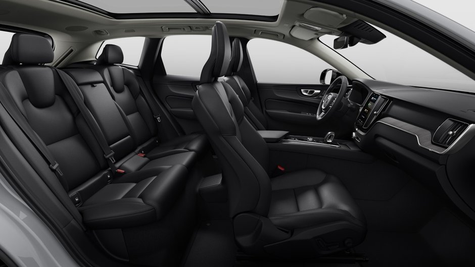 Volvo XC60 Plug-in Hybrid Plus Dark Theme 2025-10