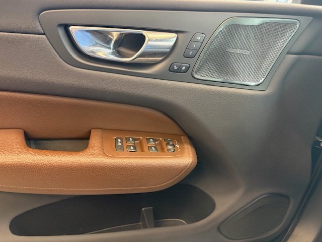 Volvo XC60 MOMENTUM 2022-4